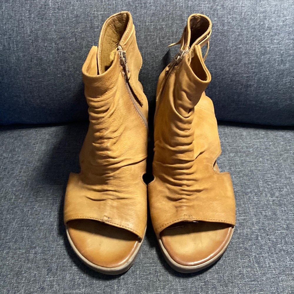 Miz Mooz - Becca size 39 (8.5-9) medium open toe leather wedge sandal in tan